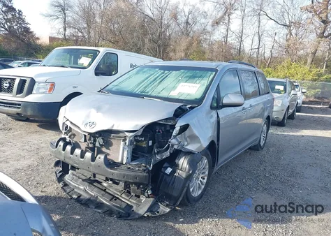 2016 Toyota Sienna Xle 8 Passenger z USA, uszkodzony, nr VIN 5TDYK3DC1GS712625